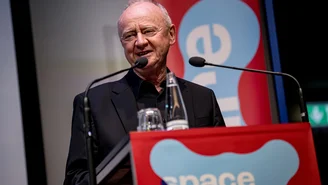 Kurt Eichler spricht auf der Bühne der Techlab Konferenz "space, society, culture".