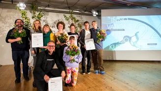 Gruppenfoto der Preisträger und Preisträgerinnen vor der Leinwand mit der Aufschrift Innovationspreis Soziokultur