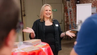 eine Frau an einem Stehtisch