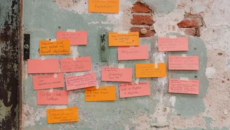 Notizzettel an einer Wand befestigt