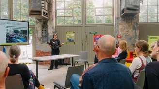 eine Person neben einem Bildschirm leitet in den Workshop ein