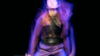 Tänzerin auf einer Bühne.