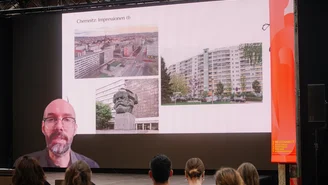 Vortrag über Zoom, zu sehen sind Impressionen von Chemnitz