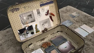 ein offener, alter Koffer mit Fotos, Tagebuch und persönlichen Erinnerungsstücken.