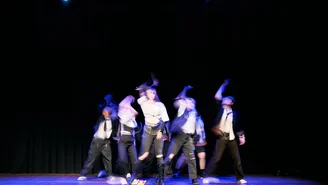 Eine Tanzgruppe performt auf der Bühne.