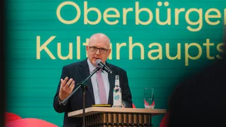 Mann mittleren Alters auf der Bühne