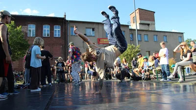 Breakdance Aufführung junger Menschen im öffentlichen Raum