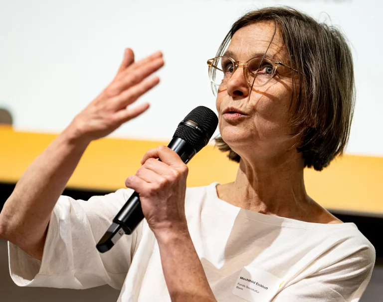 Mechthild Eickhoff with a microphone in her hand