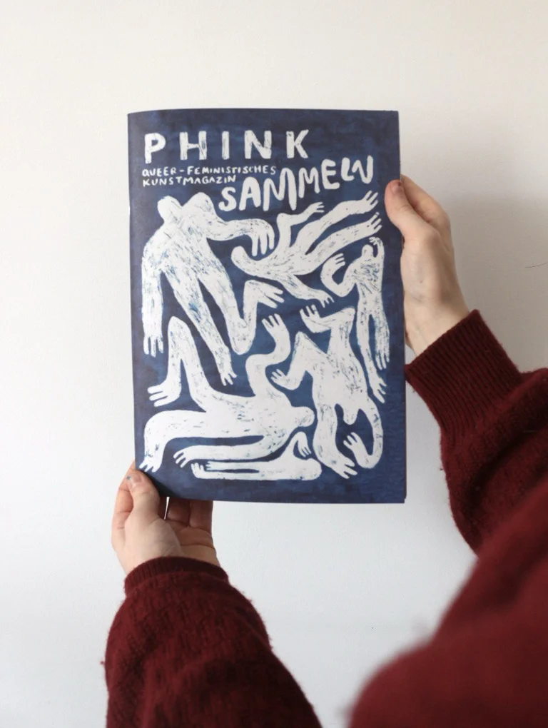 Zwei Hände halten ein Magazin auf dem PHINK und SAMMELN steht