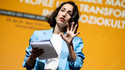 Moderatorin Vivian Perkovic, junge Frau mit Redekarten in der Hand gestikuliert und eröffnet den Kongress