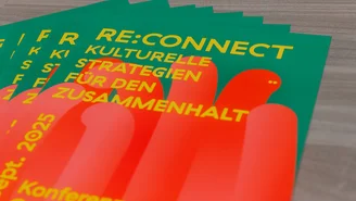 Plakate auf dem Tisch