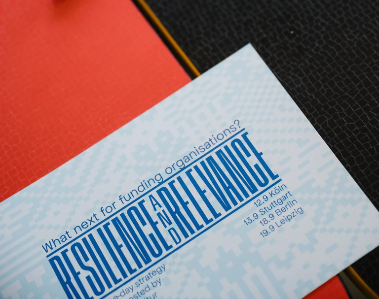 Das Programmheft liegt auf einem Tisch