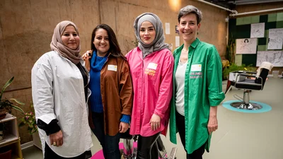4 Frauen lächeln in die Kamera