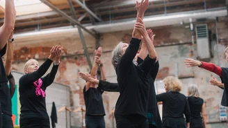mehrere tanzen Frauen strecken beide Arme in die Luft