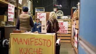 Auf Plakaten steht Manifesto Küche sowie die Frage: Wie mit dem Handwerk alt werden?