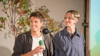Zwei Personen aus dem Projekt während des Interviews auf der Bühne