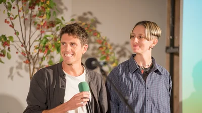 Zwei Personen aus dem Projekt während des Interviews auf der Bühne