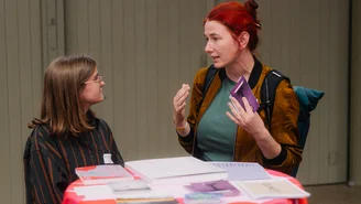 zwei Frauen sprechen an einem Stehtisch miteinander