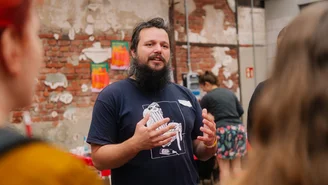 ein Mann erzählt an einem Stehtisch von seiner Organisation