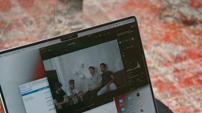 Eine Person bearbeitet Bilder an einem Laptop.