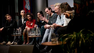 Verschiedene Personen von den Techlab Projekten diskutieren auf der Bühne während der Techlab Konferenz.