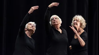 Drei tanzende ältere Frauen