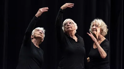 Drei tanzende ältere Frauen