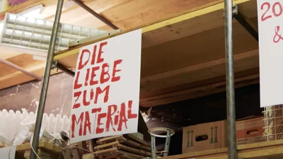 Plakat mit der Aufschrift Die Liebe zum Material