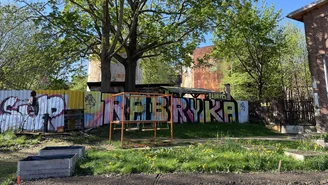 Grafitti auf einer Mauer mit dem Schriftzug: RABRYKA