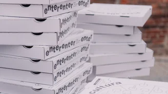 ein Stapel designter Pizzakartons mit der seitlichen Aufschrift "enter"