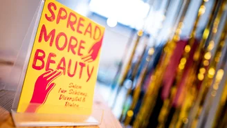 a sign with the English inscription ‘spread more beauty’