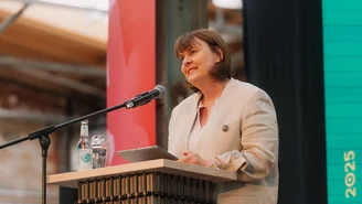 Frau mittleren Alters auf der Bühne