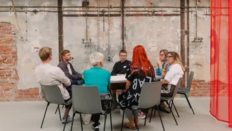 mehrere Personen im Stuhlkreis