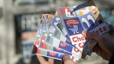 Hände halten mehrere bunte Karten mit dem Schriftzug 'ChemNetz' vor einem unscharfen Hintergrund