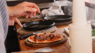 Zubereitung einer kleinen Pizza