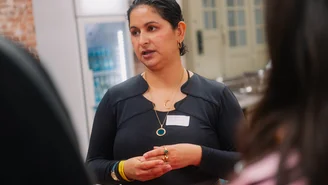 eine Person erklärt ihr Projekt